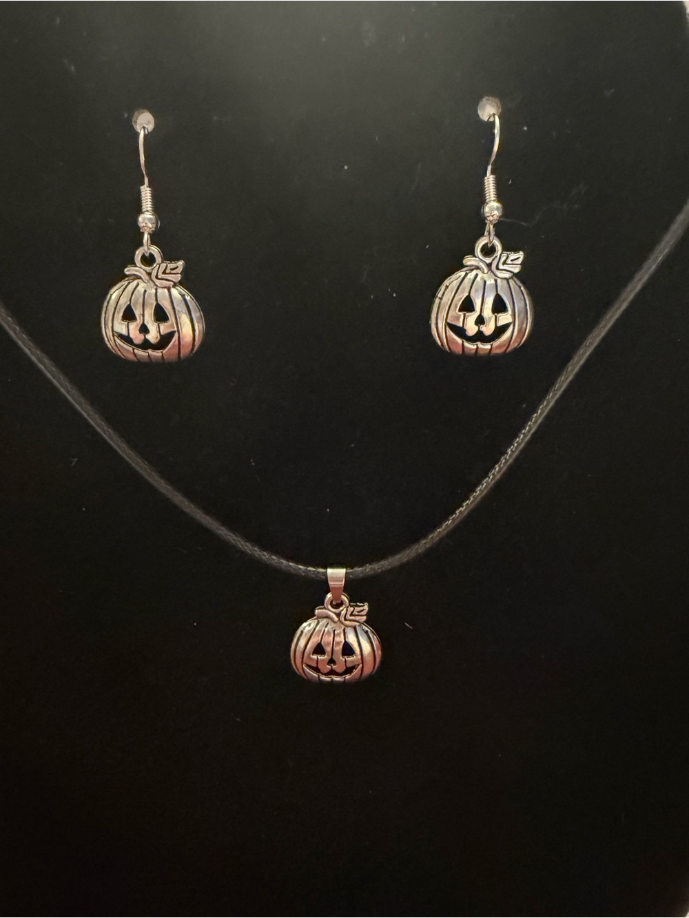 🎃New🎃Halloween Pumpkin Charm Necklace and Earring Set - Silver Tone